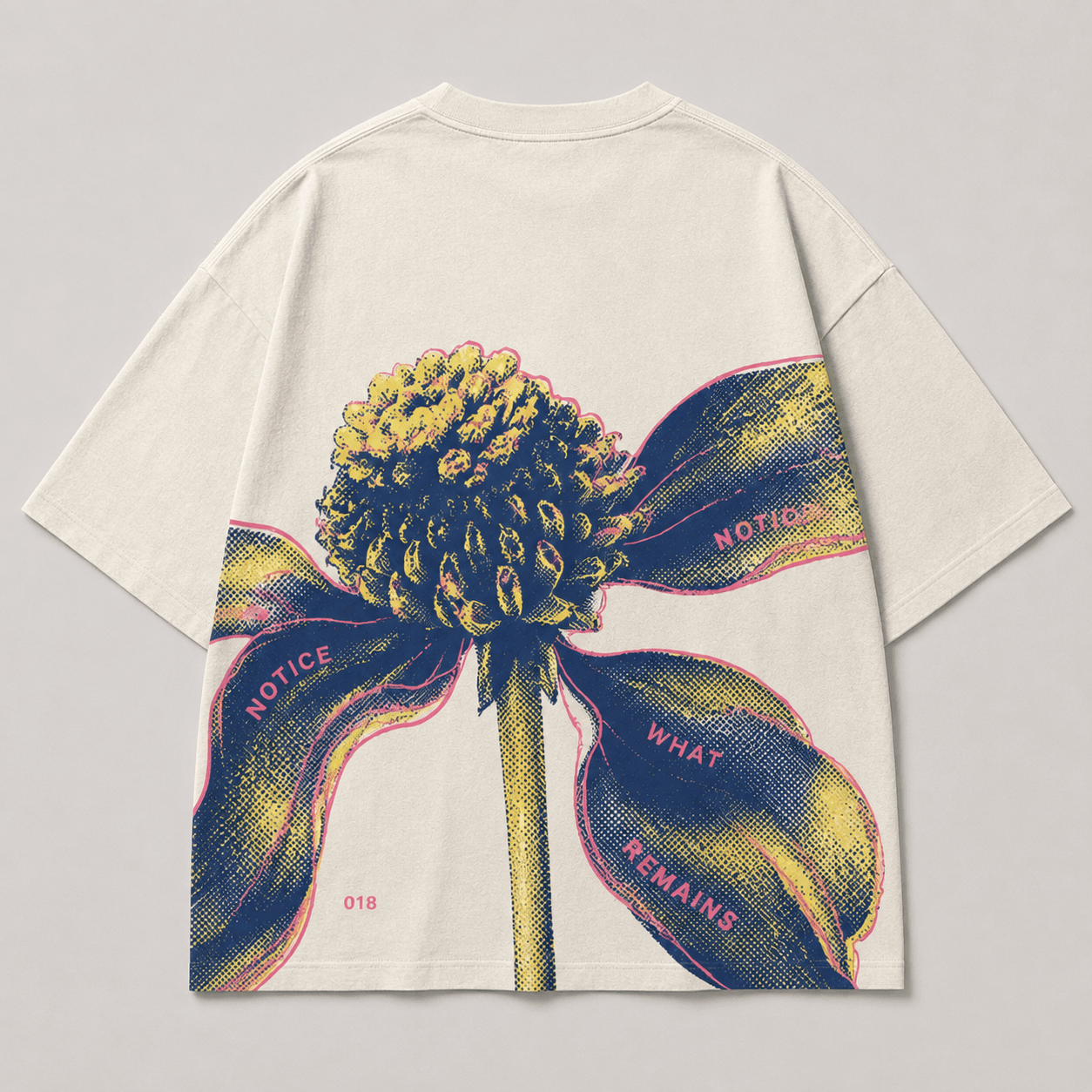 Vista posterior de la camiseta Notice What Remains Tee con gráfico floral en halftone
